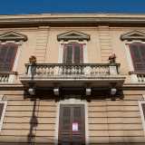 La facciata destra ha la stessa composizione architettonica...